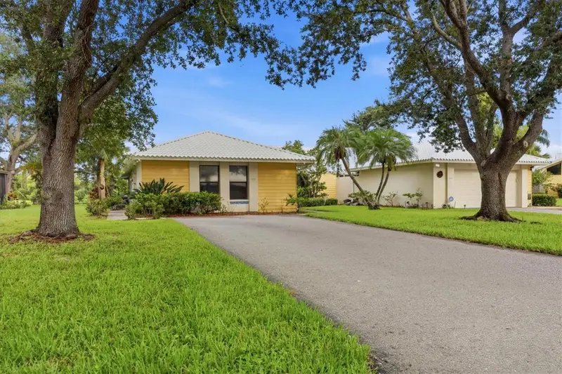 311 Pembroke Ln N #196, FL