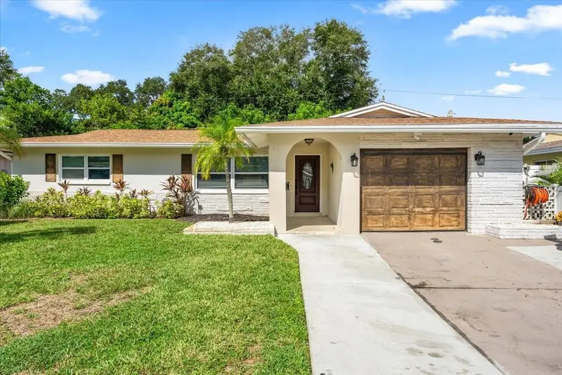 490 E Lake Dr, FL