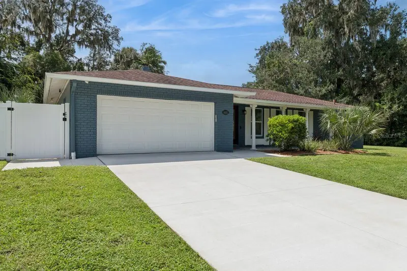 402 Valencia Cir, FL