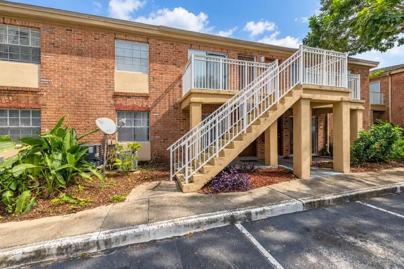 484 Banyon Tree Cir #100, FL