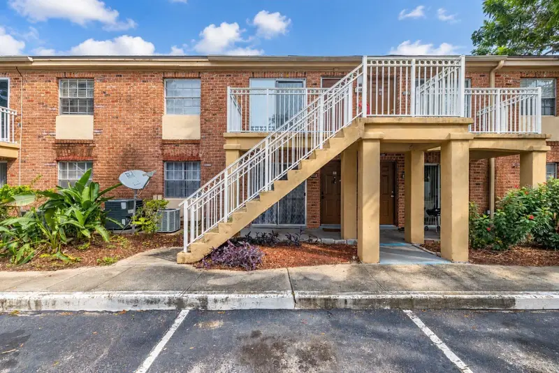 484 Banyon Tree Cir #100, FL