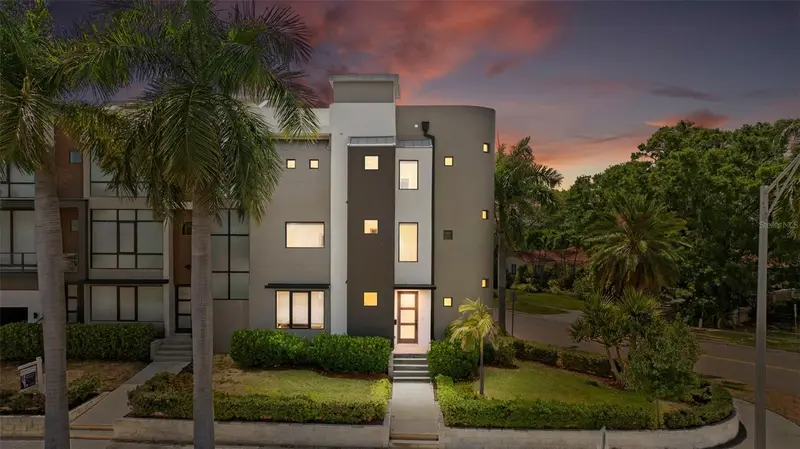 92 W Davis Blvd, FL