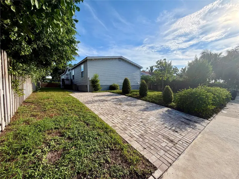 755 Ridgewood Rd, FL