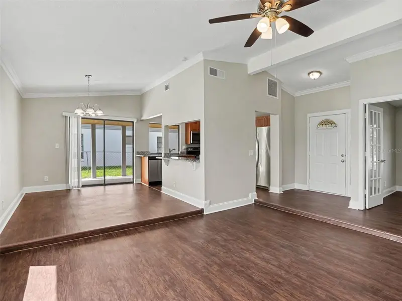 815 E Flag Ln, FL