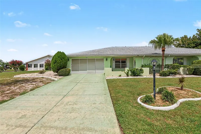 385 Club Manor Dr, FL