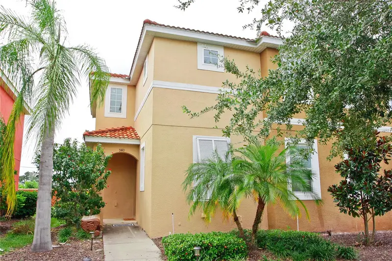 940 Las Fuentes Dr, FL