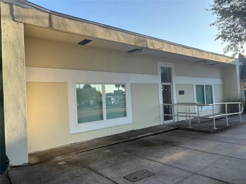200 W Bay Dr, FL