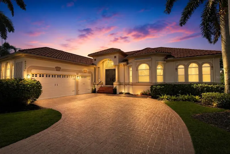 8723 S Lake Cir, FL