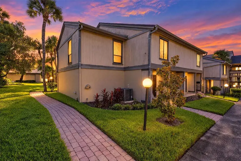 658 Lake Villas Dr, FL