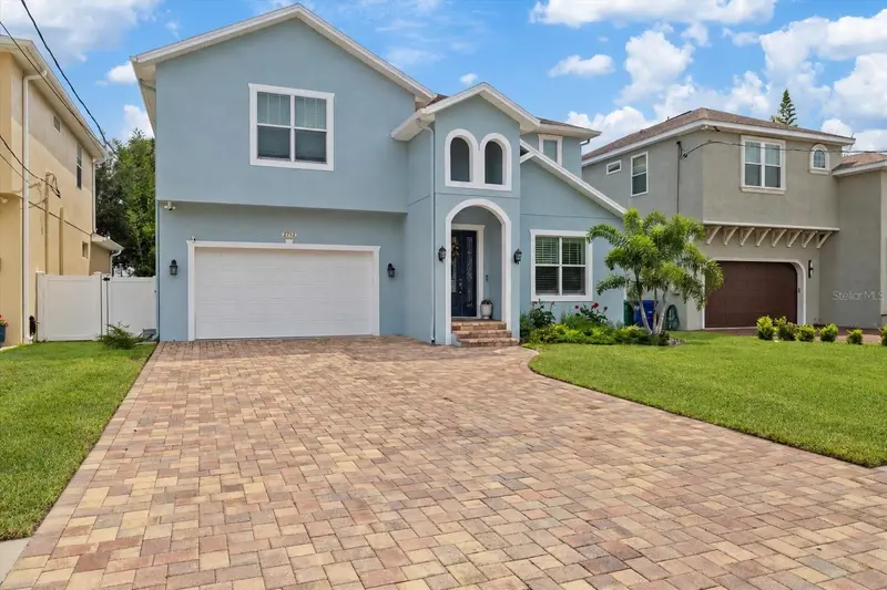 2712 W Gray St, FL