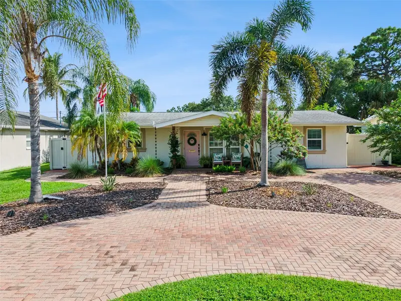 592 43rd Ave Ne, FL