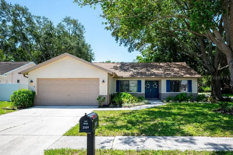 2109 Cypress Point Dr N, FL