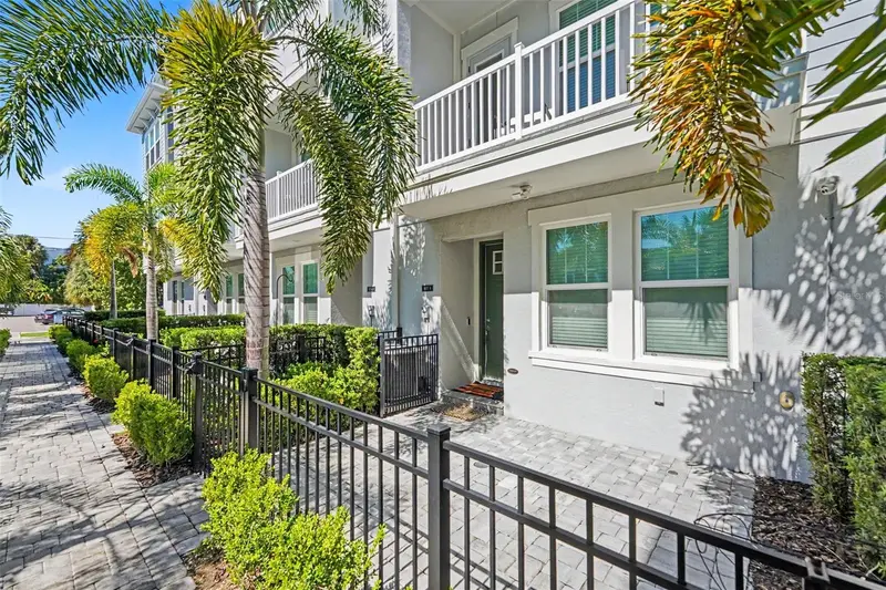 206 S Tampania Ave #3, FL