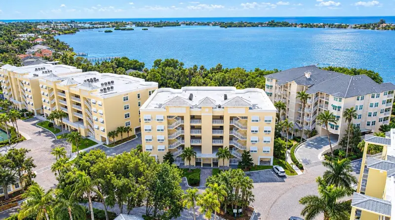 250 Hidden Bay Dr #302, FL