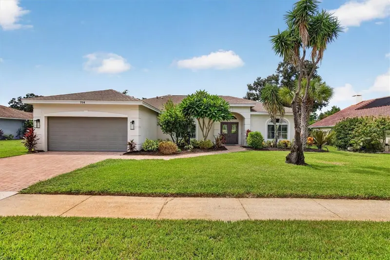 714 Hidden Lake Dr, FL