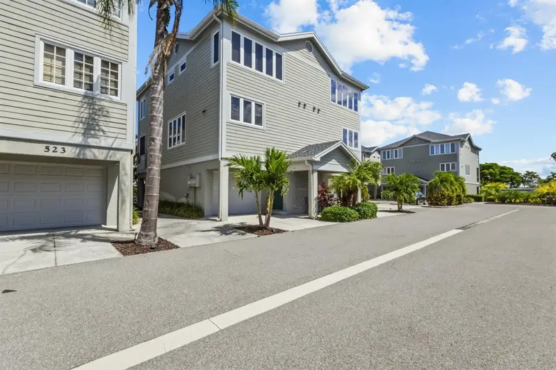 521 Forest Way, FL