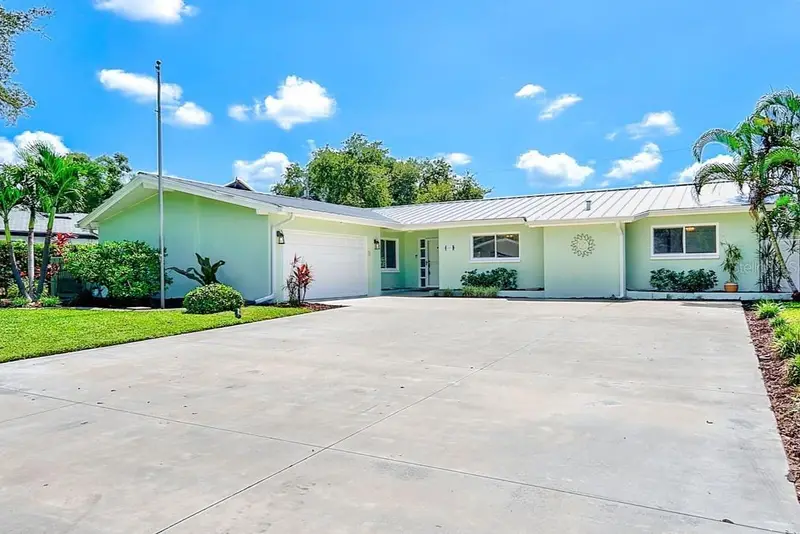 809 Jacaranda Dr, FL