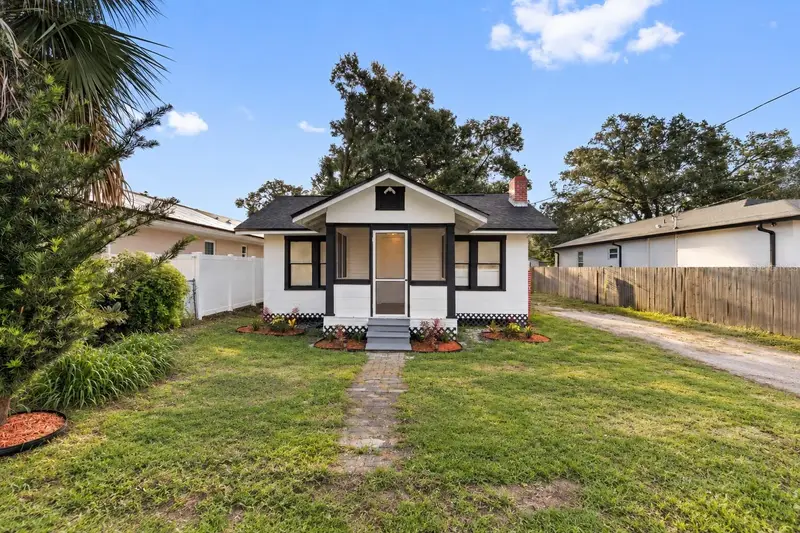 8705 N 13th St, FL