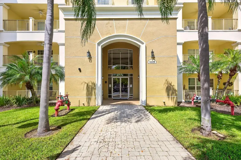 5049 Shoreway Loop #1-201, FL