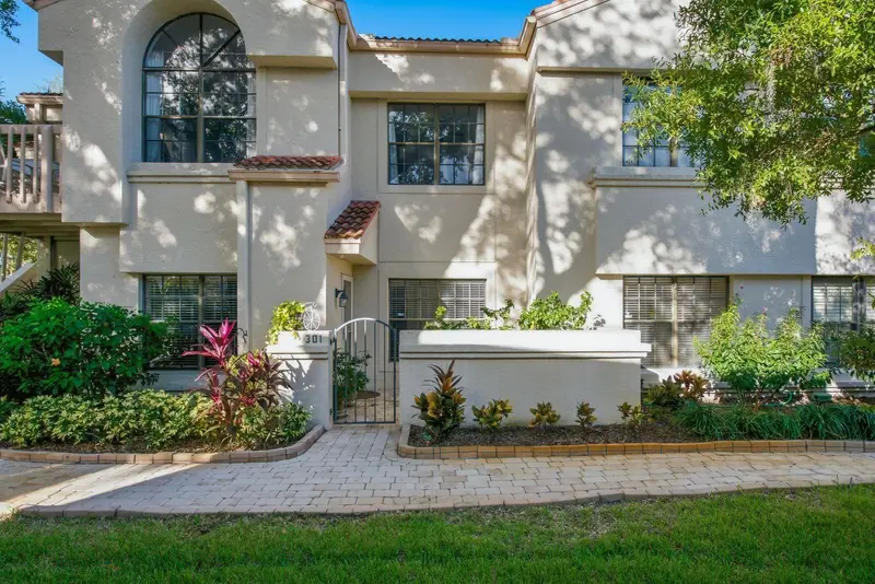301 Los Prados Dr #301, FL