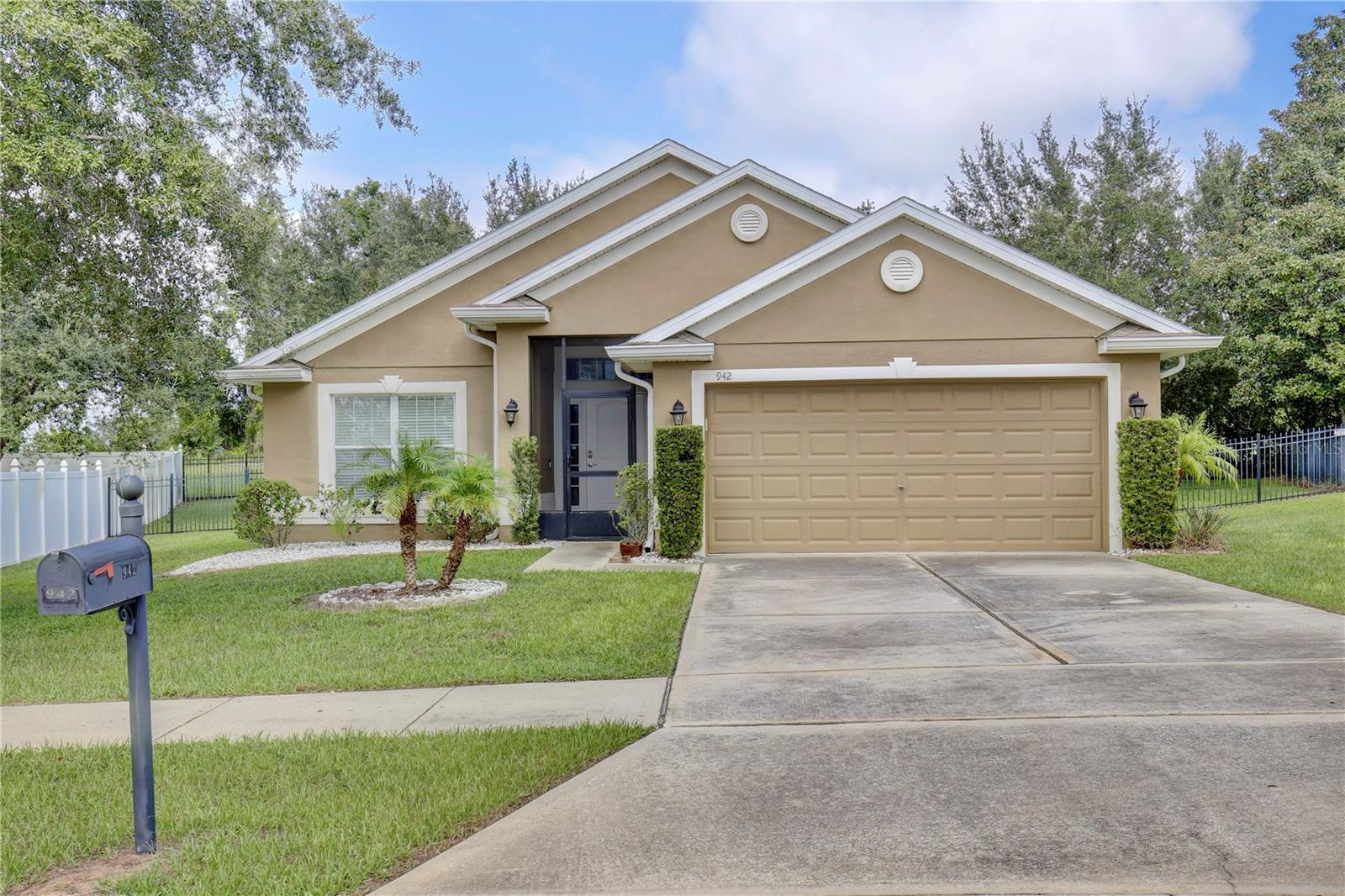 942 Willow Oak Loop, FL