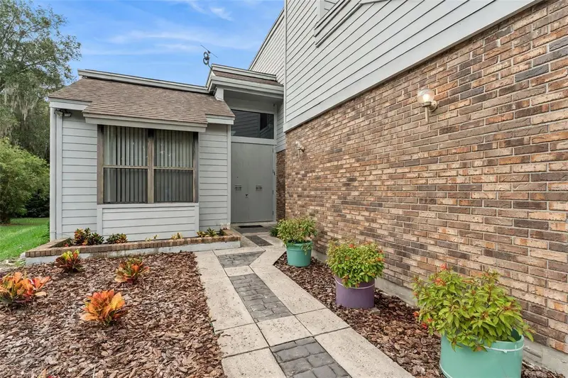 221 Pine Cone Ln, FL