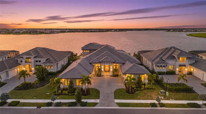 596 Blue Shell Loop, FL