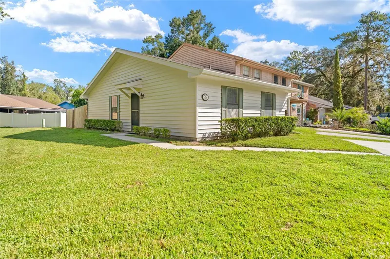 828 Village Dr, FL