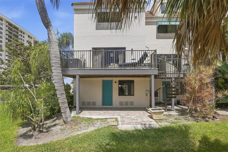 325 Island Way #101, FL