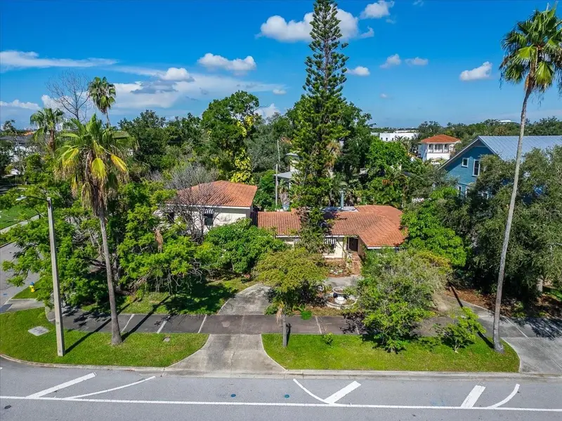 114 W Davis Blvd, FL