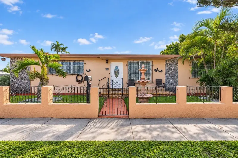 500 E 40th St, FL