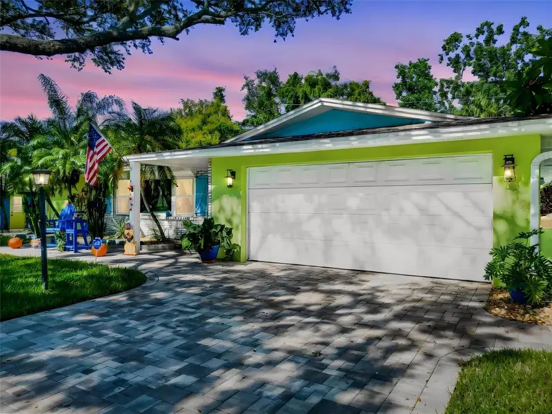 990 Lexington Dr, FL