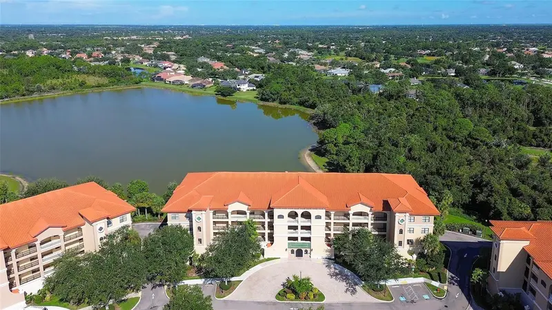 7612 Lake Vista Ct #203, FL