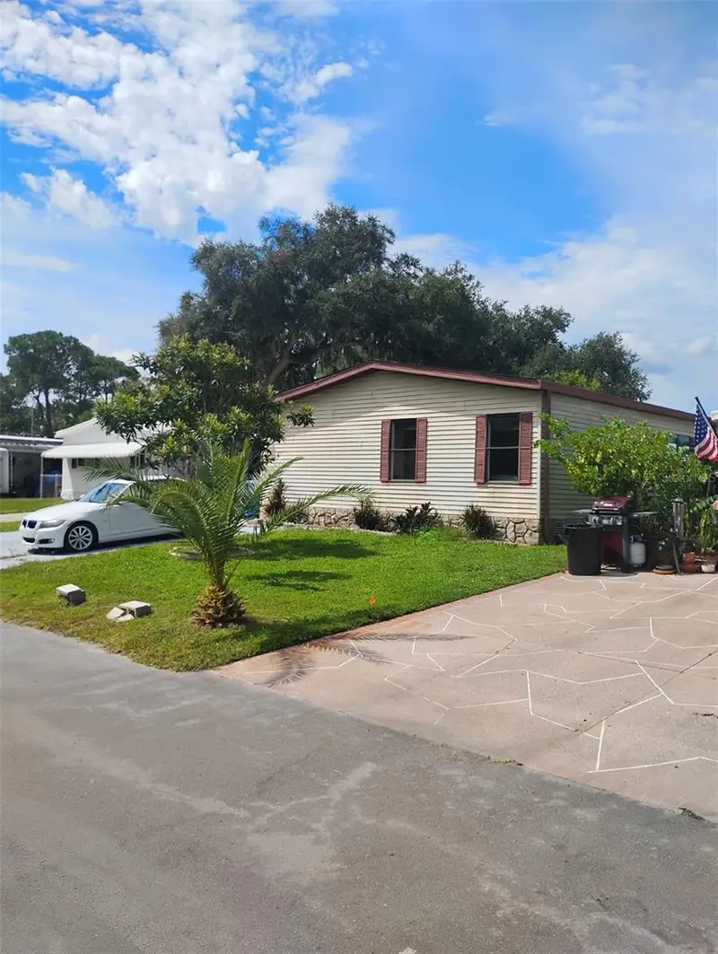 122 Pine Tree Dr, FL