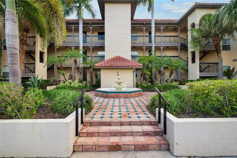 2400 Feather Sound Dr #425, FL