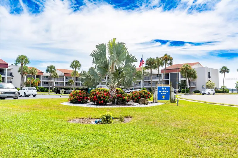 868 Bayway Blvd #304, FL