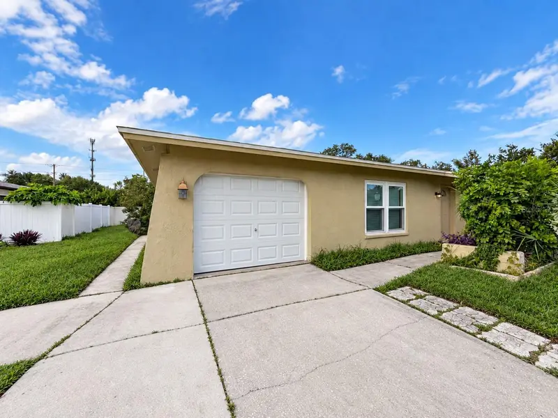 902 W Shannon Ct, FL