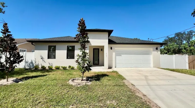 707 W Country Club Dr, FL