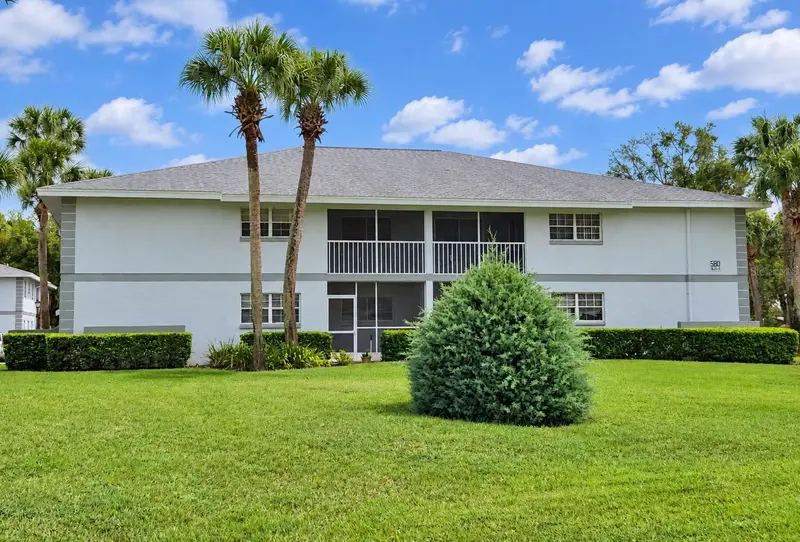 580 Fairways Ln #G204, FL
