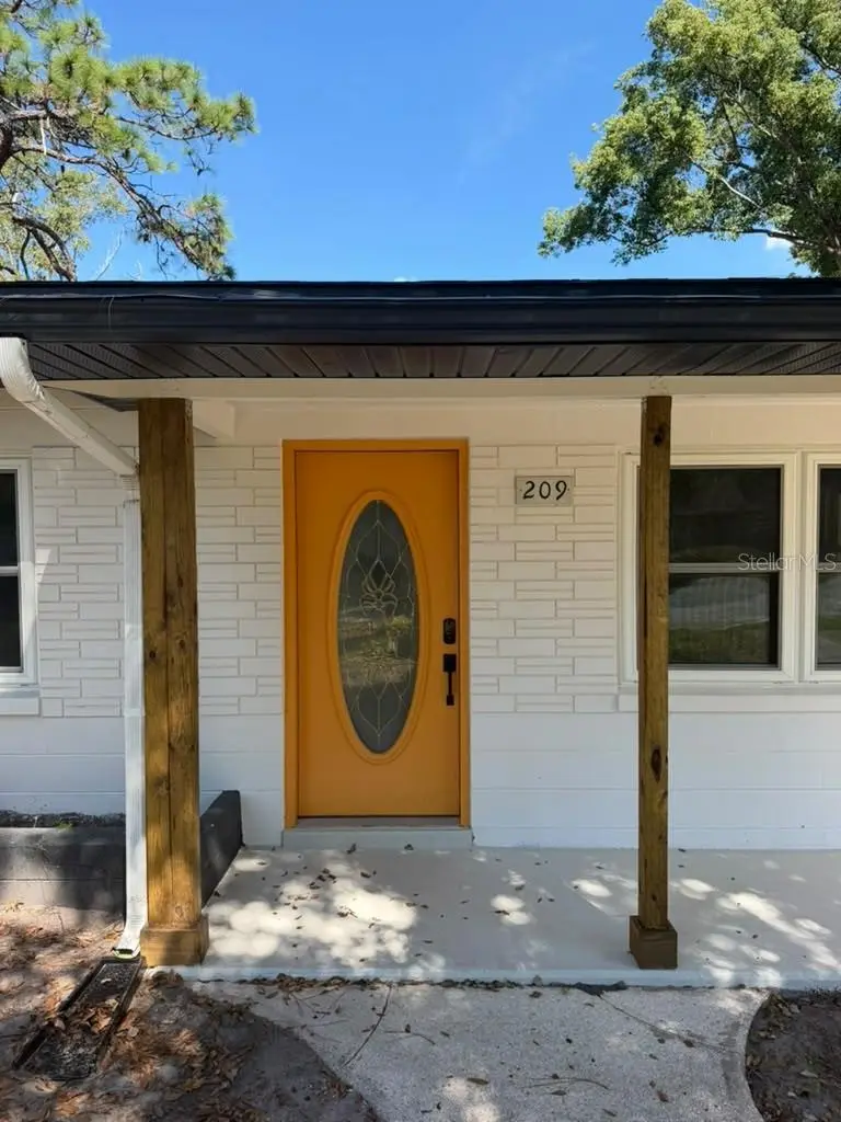 209 Plaza Oval, FL