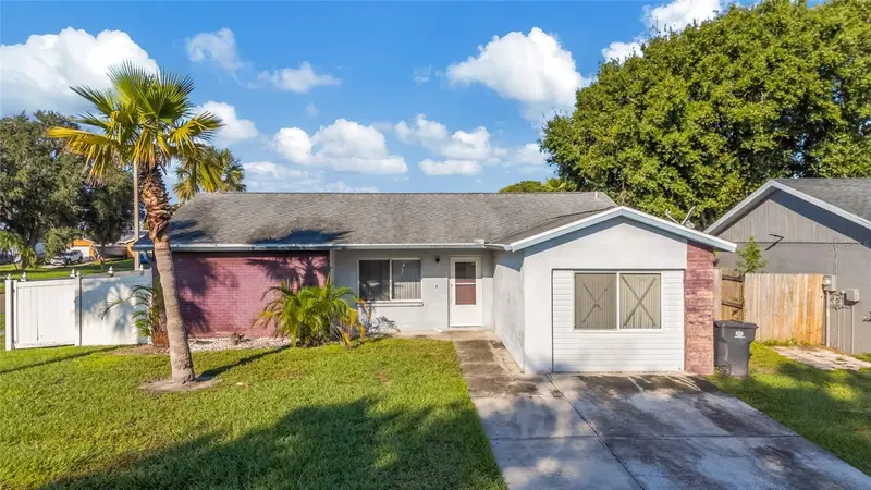 1002 Pine Ridge Cir, FL