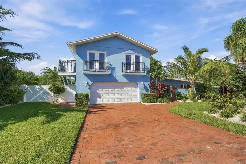 528 Key Royale Dr, FL