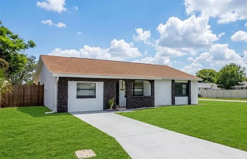 Buenaventura Lakes listing