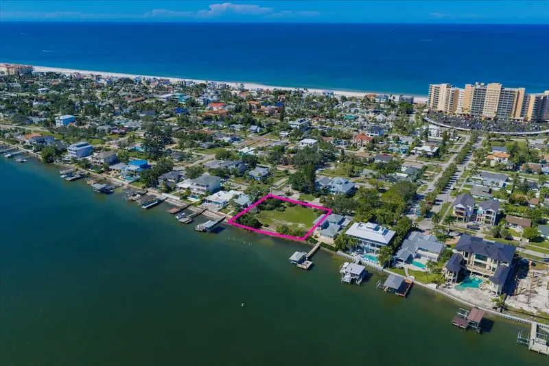 871 Bay Esplanade, FL