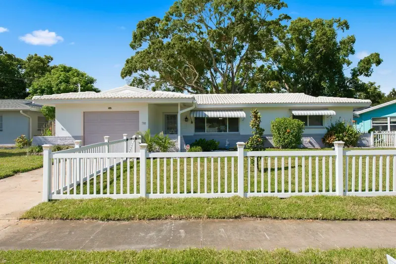700 Gershwin Dr, FL
