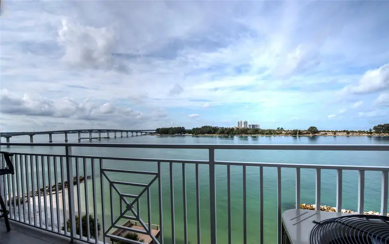675 S Gulfview Blvd #704, FL