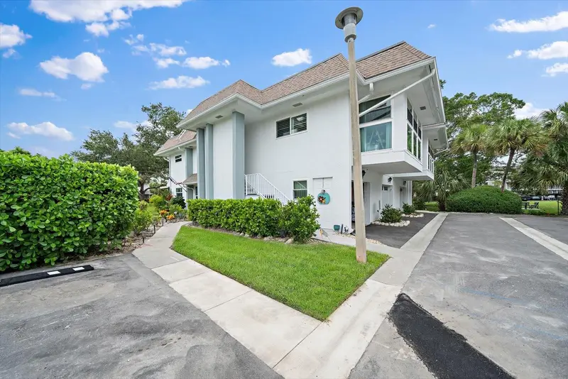 575 Sutton Pl, FL