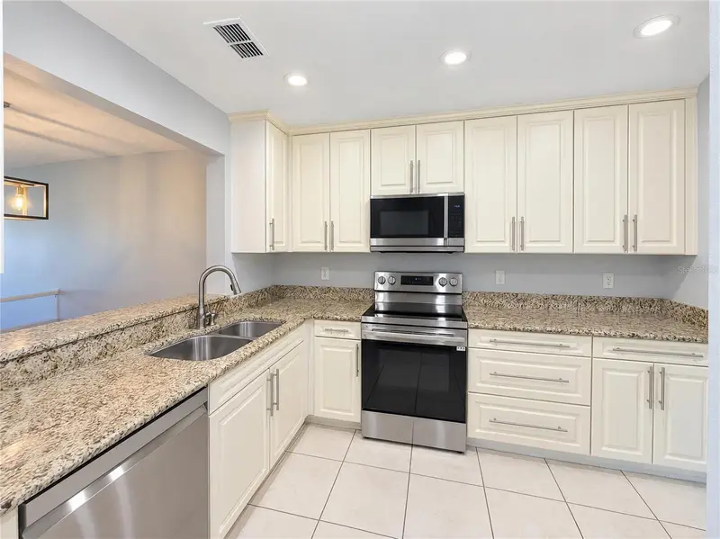 638 Maple Oak Cir #112, FL