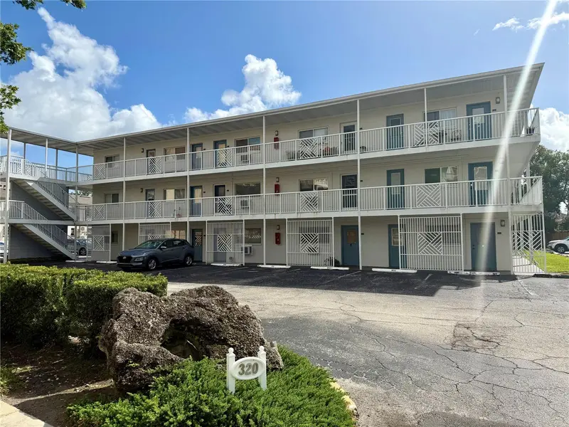 320 Lakeview St #208, FL