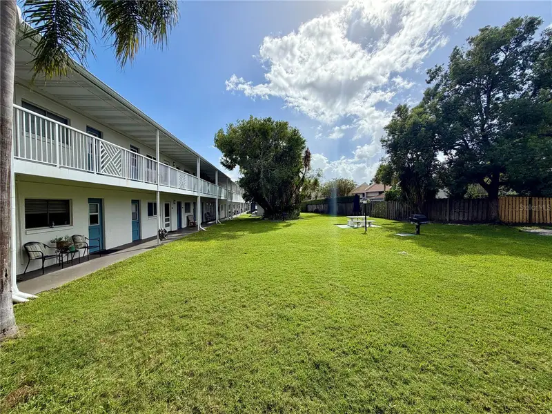 320 Lakeview St #208, FL